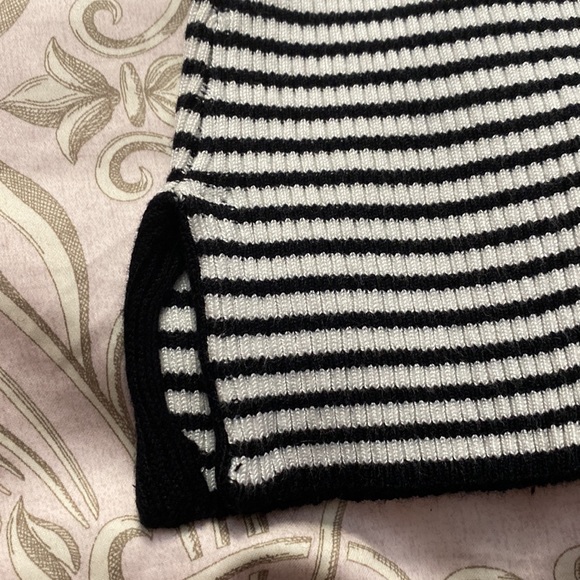 Venus striped stretchy top. Size medium - Picture 7 of 8